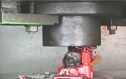 液壓千斤頂爆裂瞬間